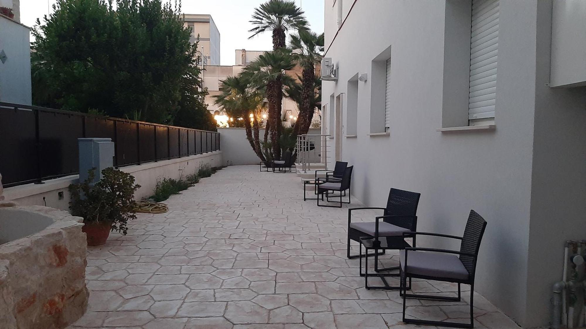 Elegante Bilocale Con Giardino Apartment Lecce Exterior photo